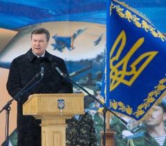 Виктор Янукович выступает с речью в учебном центре Сухопутных войск Вооруженных Сил Украины в Чернигове