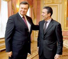 Генеральний секретар НАТО Андерс Фог Расмуссен і Віктор Янукович під час зустрічі в Києві. 24 лютого 