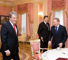 Виктор Ющенко, Виктор Янукович и Леонид Кучма во время встречи в Киеве. 25 февраля