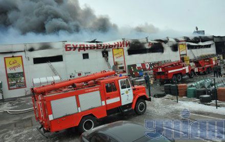 Гіпермаркет у Запоріжжі згорів дощенту (фото)