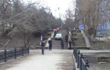 Таксист "под кайфом" припарковался на лестнице (фото)