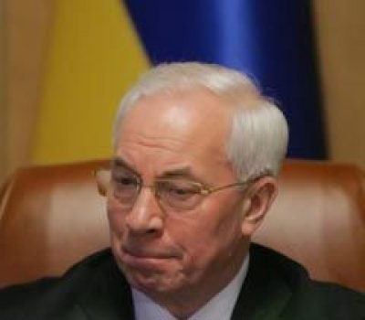 У Азарова установили верхнюю границу ценового коридора на бензин А-95