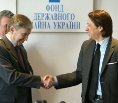 Александр Рябченко и уполномочено лицо компании «ЕСУ» Вольфганг Хертиш во время подписания договора