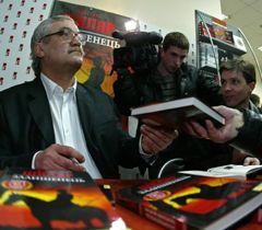 Василий Шкляр во время сессии автограф-ceccии в одном из книжных магазинов Киева. 11 марта