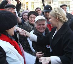 Юлия Тимошенко общается со своими сторонниками возле здания ГПУ. Киев, 14 марта
