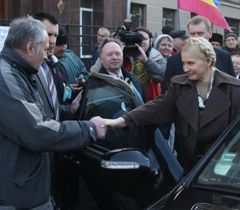 Юлія Тимошенко вітається зі своїм прихильниками біля будівлі ГПУ. Київ, 16 березня 