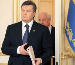 Віктор Янукович і Микола Азаров перед початком засідання засідання керуючої ради комітету з економічних реформ