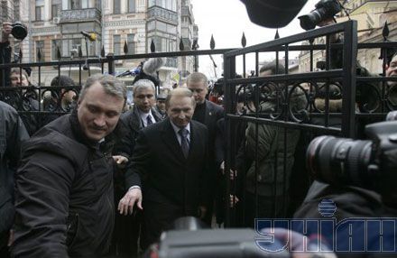 Кучма пришел на допрос (добавлены фото)