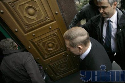 Кучма пришел на допрос (добавлены фото)