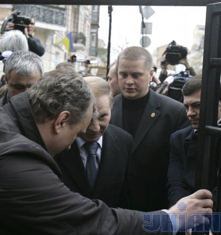 Кучма пришел на допрос (добавлены фото)