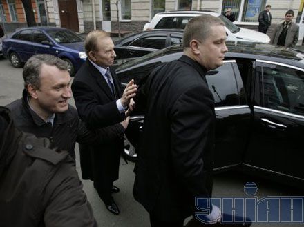 Кучма пришел на допрос (добавлены фото)