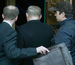 Леонид Кучма заходит в здание ГПУ. Киев, 24 марта