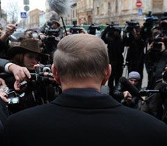 Леонід Кучма відповідає на питання журналістів біля будівлі ГПУ. Київ, 24 березня 