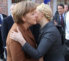 Ангела Меркель и Юлия Тимошенко во время встречи в Брюсселе. 24 марта