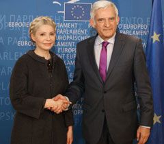 Ежи Бузек и Юлия Тимошенко во время встречи в Брюсселе. 25 марта