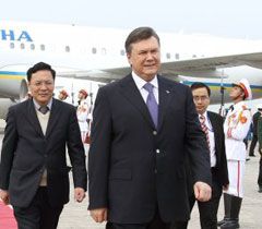 Виктор Янукович в аэропорту в Ханое (Вьетнам). 25 марта