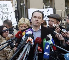 Адвокат Леонида Кучмы Игорь Фомин отвечает на вопросы журналистов возле здания ГПУ. Киев, 30 марта