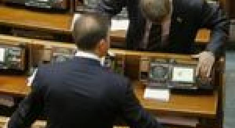 Сможет ли голосование пальцем оживить Верховную Раду?

