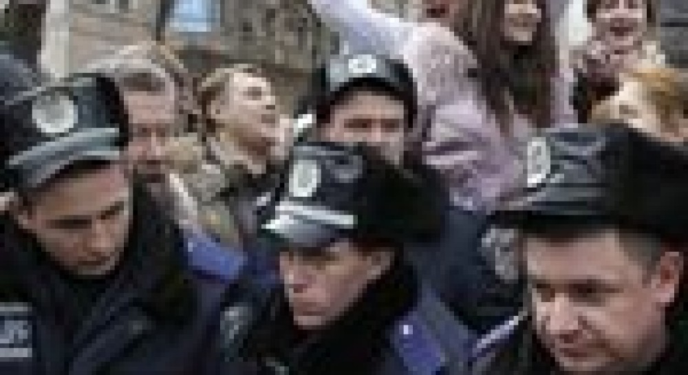 Вчителька лягла на дорогу перед Кабміном (фоторепортаж з акції протесту)