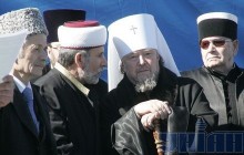 Муфтій вимагає припинити кропити мусульманських дітей