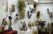 Біля Лаври виставили ляльки-мотанки (фото)