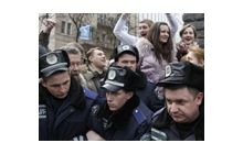 Вчителька лягла на дорогу перед Кабміном (фоторепортаж з акції протесту)