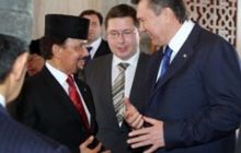 Янукович похвалився у Брунеї своїм слідом у науці