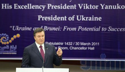 Південно-Азійське турне Януковича: по гроші й екзотику (фоторепортаж)