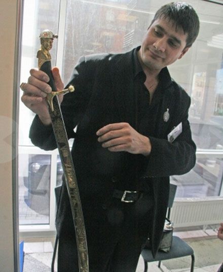 Януковичу у каску вмонтували діамант (фото)