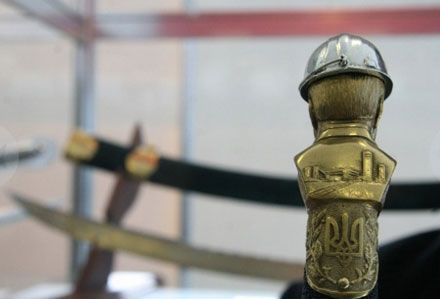 Януковичу у каску вмонтували діамант (фото)