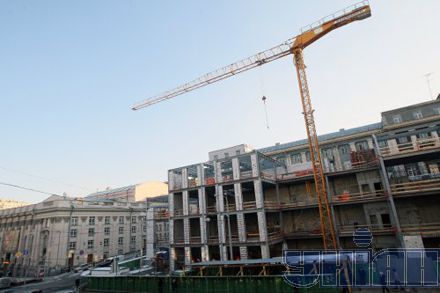 Скандальное строительство возле метро «Театральная» продолжается