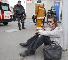 Раненый мужчина, пострадавший во время взрыва на станции метро ”Октябрьская” в Минске. 11 апреля