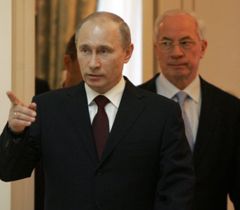 Володимир Путін і Микола Азаров перед початком зустрічі в Києві. 12 квітня 