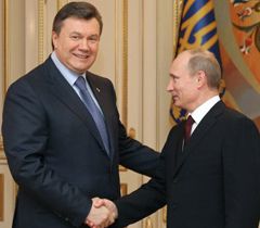 Виктор Янукович и Владимир Путин во время встречи в Киеве. 12 апреля