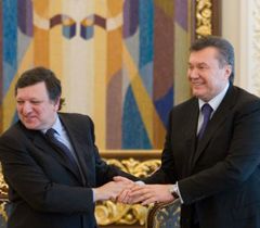 Жозе Мануель Баррозу и Виктор Янукович во время общей пресс-конференции в Киеве. 18 апреля