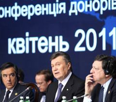 Франсуа Фийон, Виктор Янукович и Жозе Мануель Баррозу во время конференции в Киеве. 19 апреля