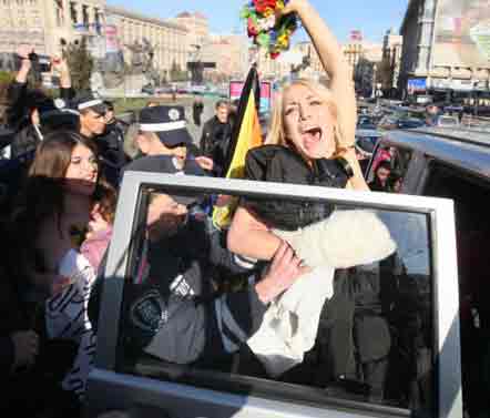 На Майдані скрутили руки маніфестанткам з Femen (фото)
