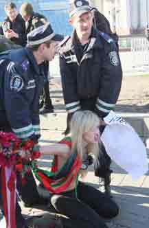 На Майдані скрутили руки маніфестанткам з Femen (фото)