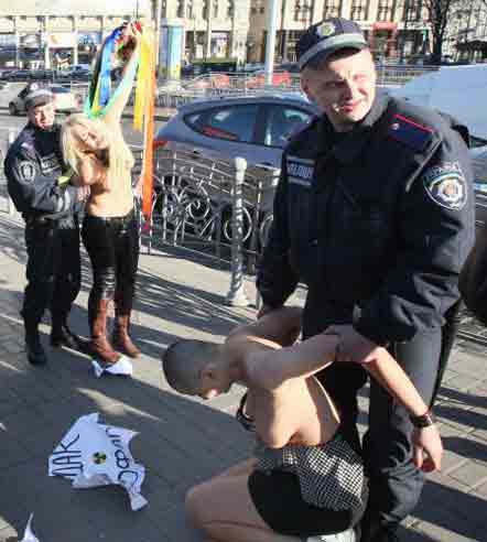 На Майдані скрутили руки маніфестанткам з Femen (фото)