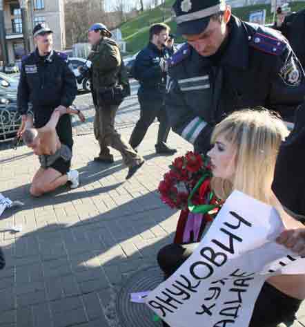 На Майдані скрутили руки маніфестанткам з Femen (фото)