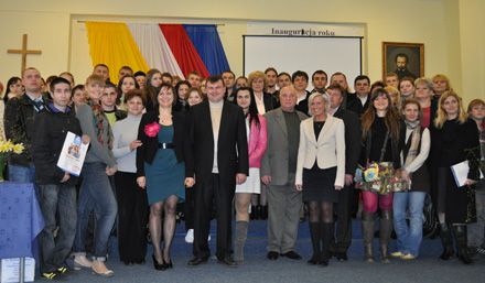 Фото на память украинской группы во главе с директором Корпорации Алексеем Москаленком (посередине) в Высшей школе им. Б. Янского г. Ополе
