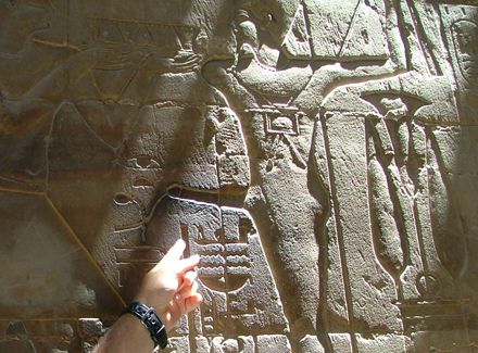 Гид показывает на детородный орган бога Амона-Мина