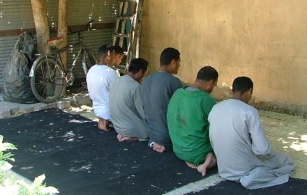 Мужчины во время молитвы