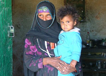 Женщина бедуина с ребенком