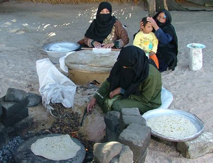Бедуинки пекут караваи на верблюжьем помете