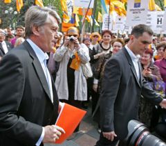 Виктор Ющенко во время X съезда партии ”Наша Украина” возле ВР. Киев, 27 апреля