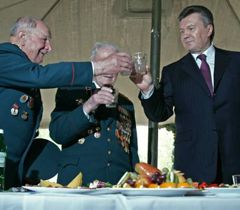 Віктор Янукович і ветерани ВВВ випивають символічні фронтові ”сто грам” під час поїздки Президента у ​​с. Циблі  4 травня