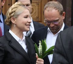 Юлия Тимошенко и Сергей Власенко возле здания ГПУ в Киеве. 4 мая