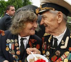 Ветерани ВВВ  їдять кашу біля польової кухні в одному з парків Києва. 5 травня 