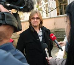 Француз Патріс Ле Рок, який намагався незаконно вивезти немовлят з України, відповідає на запитання журналістів